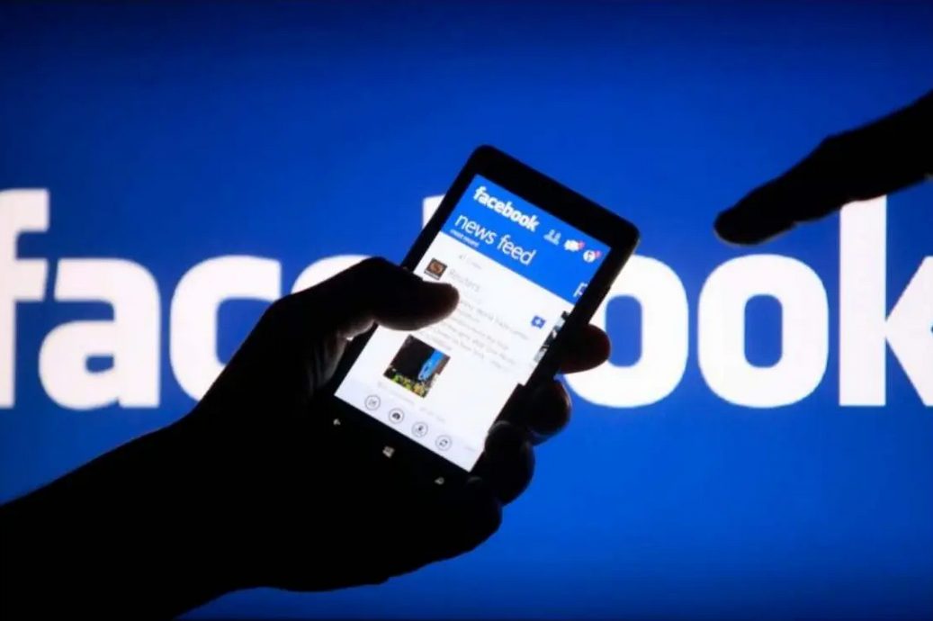 FG threatens to suspend Facebook, WhatsApp in Nigeria
