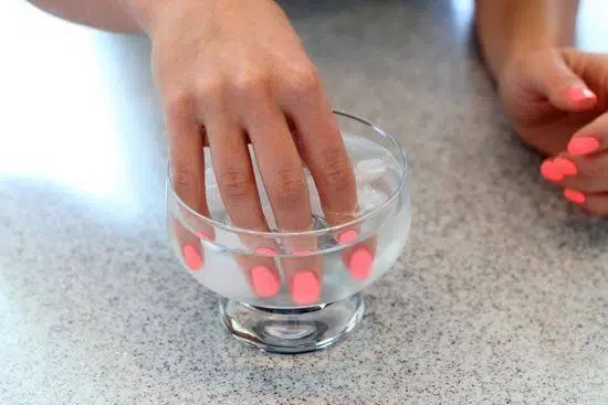 4 Quick methods for drying nail polish without smudges
