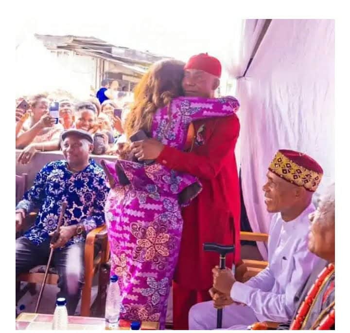 Tonto Dikeh prostrates, kneels for her political campaign (Photos)