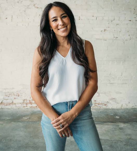 Joanna Gaines Biography: Age, Net Worth, Book, Husband, Siblings, Cooking Show, House, Furniture